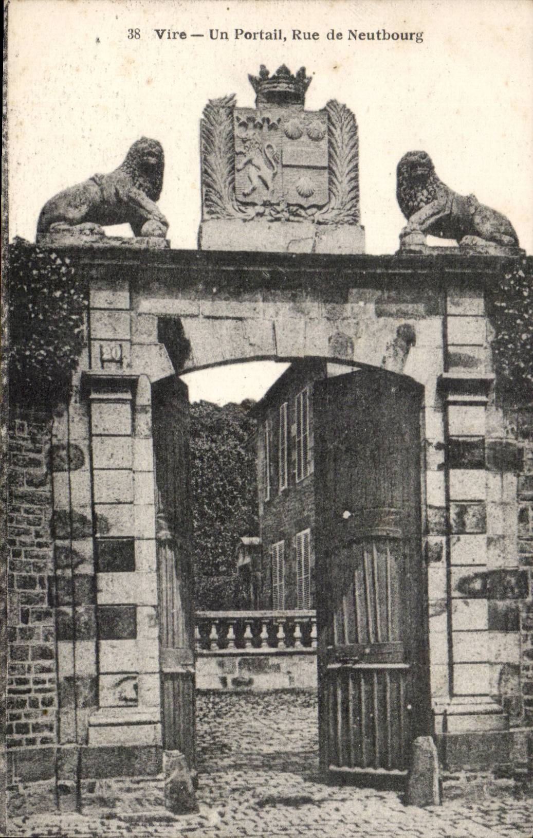 Vire - Un Portail - Rue de Neutbourg - CPA (lion)