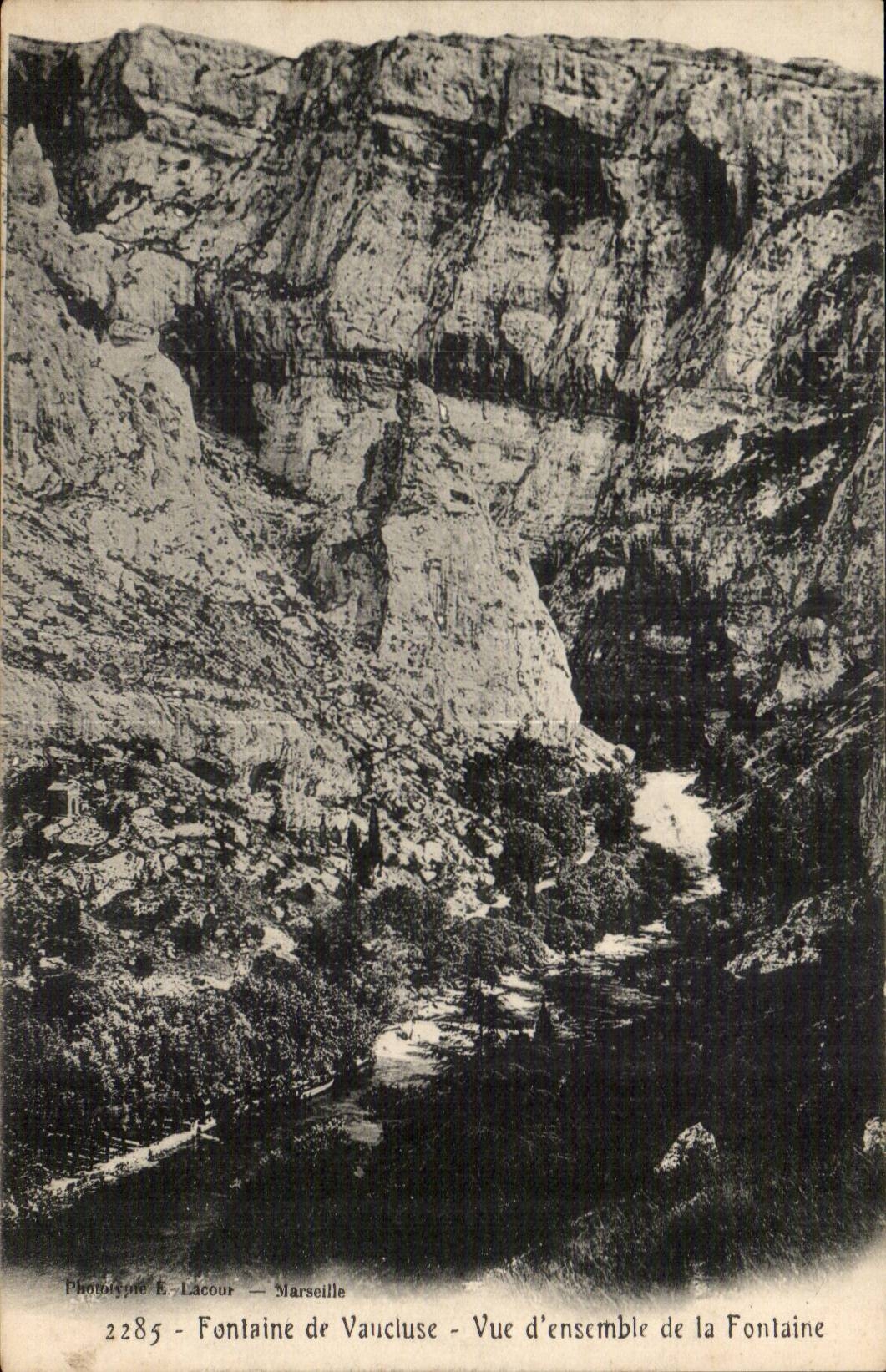 Fontaine de Vaucluse — Vue d'ensemble de la Fontaine — Photographie E. Lacour — Marseille — n°2285
