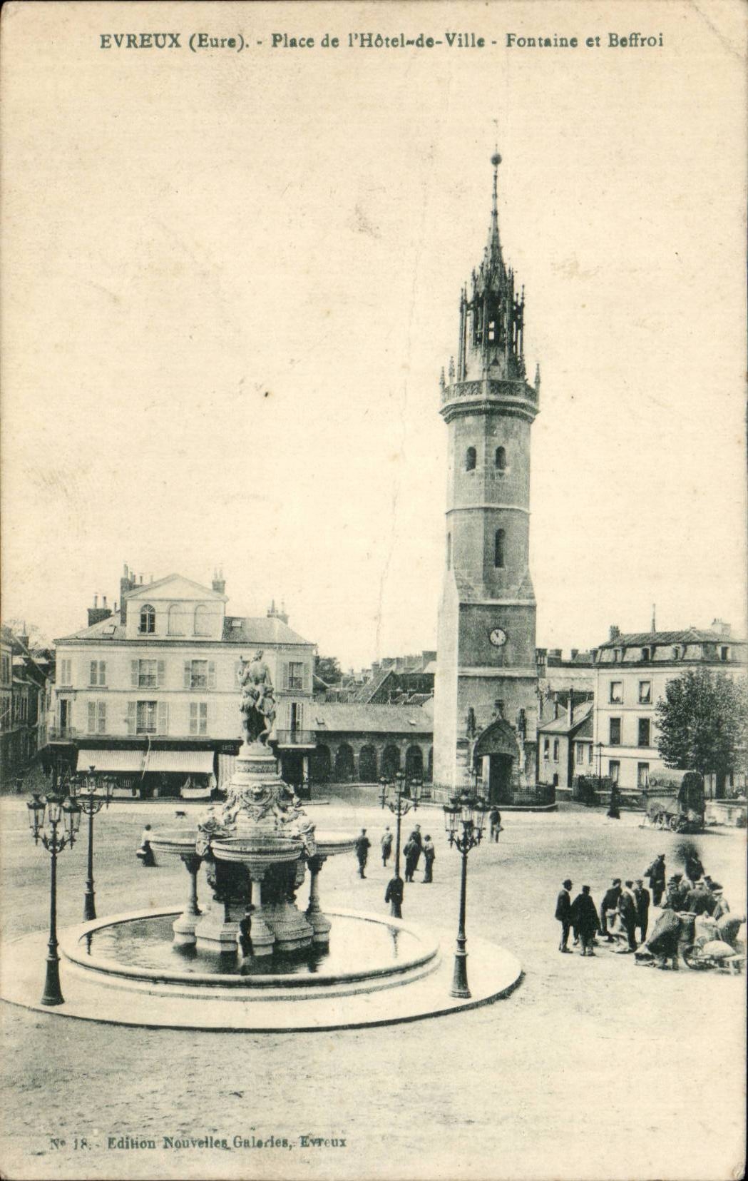 CPA Evreux Place de l'hotel de ville Fontaine et beffroi