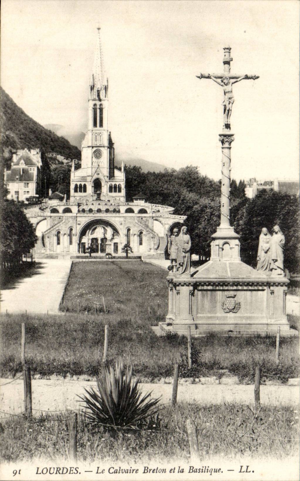 Lourdes - Calvaire Breton et la Basilique - CPA 
