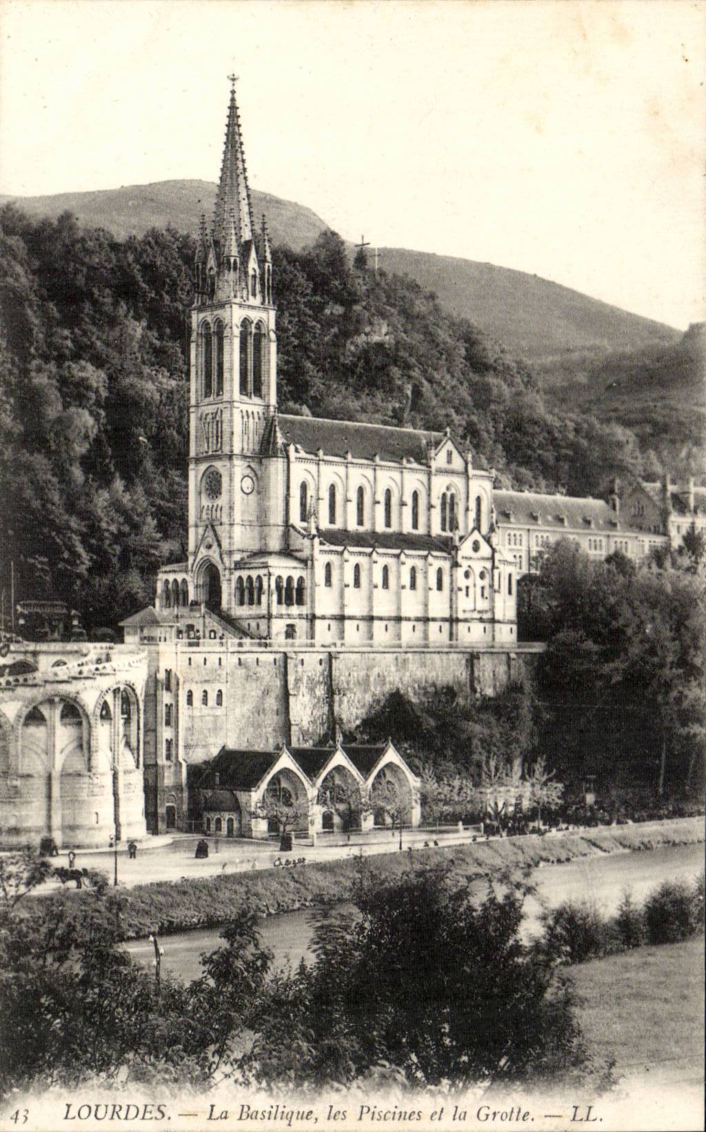 Lourdes - La Basilique - Les Piscines et la Grotte - CPA 