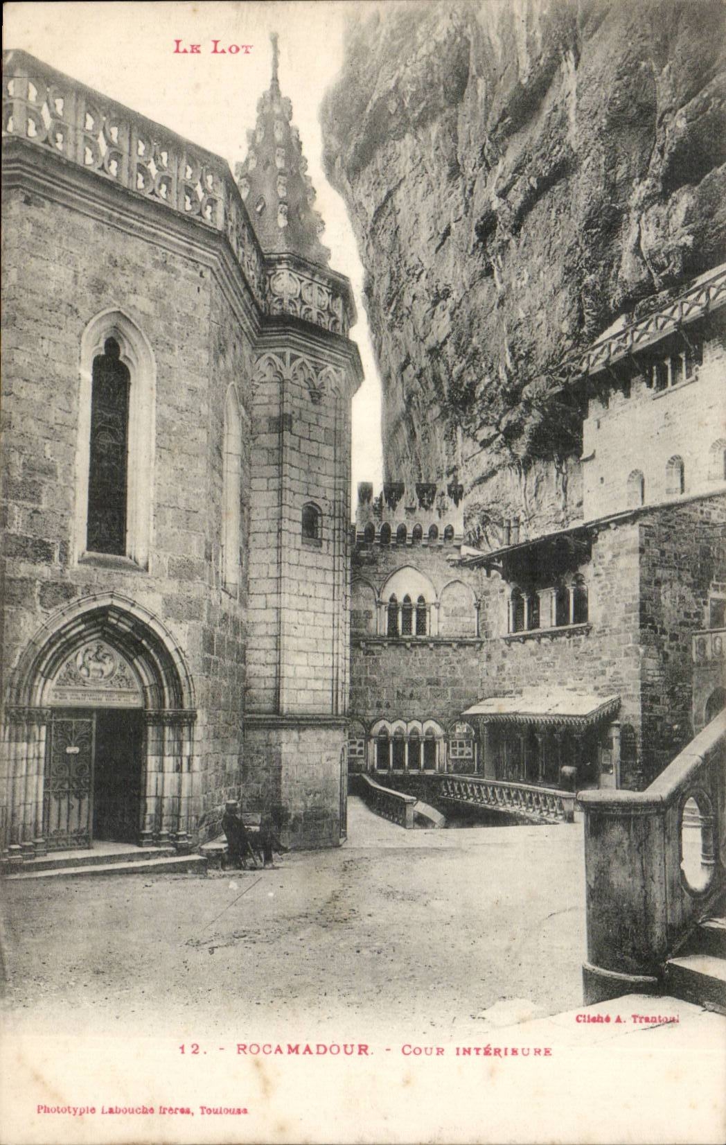 Rocamadour - Cour intérieure — vue du château et falaise — Phototype Labouché Frères, Toulouse, n°12