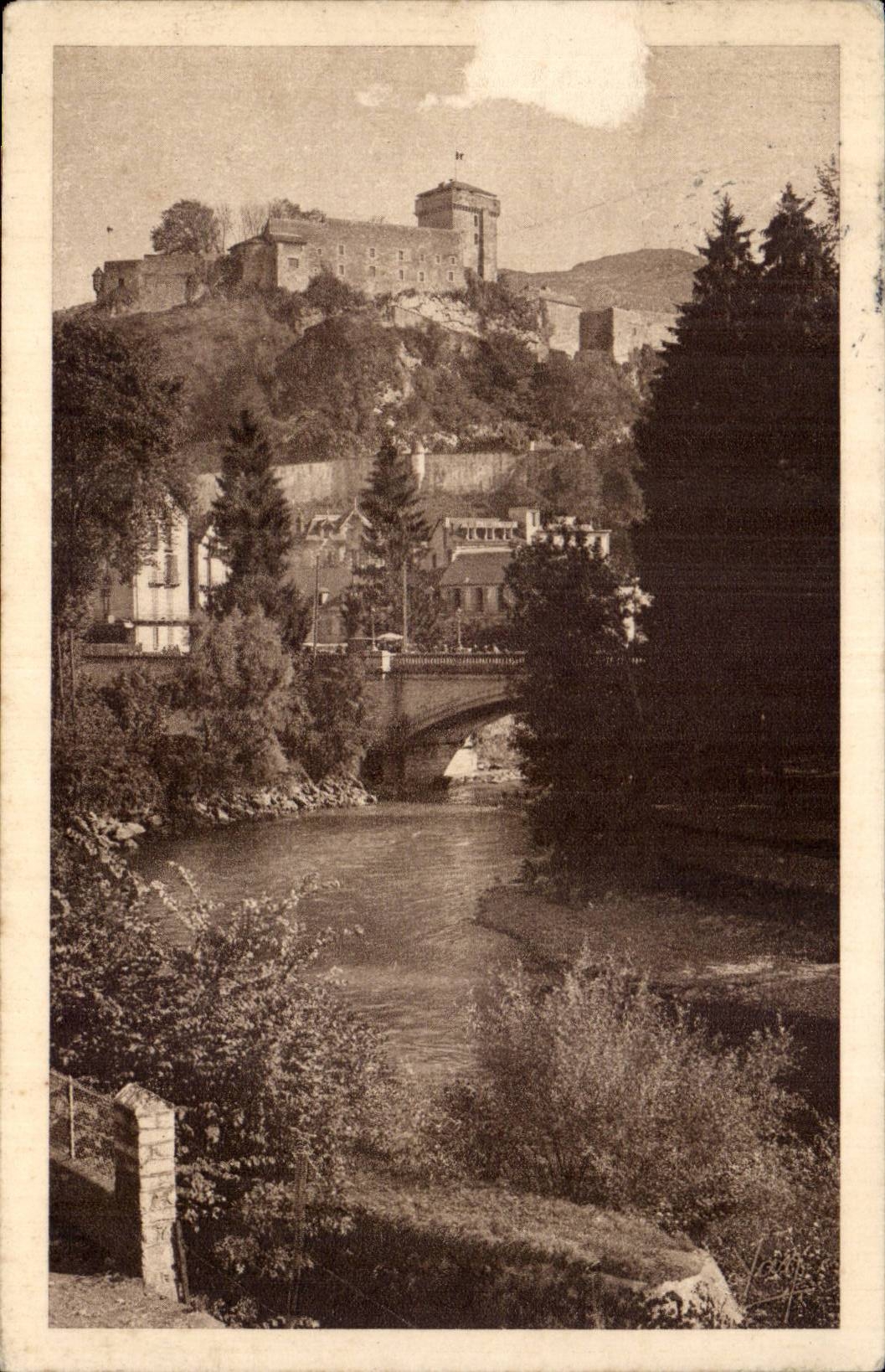 Lourdes CPA Le chateau fort et le Gave