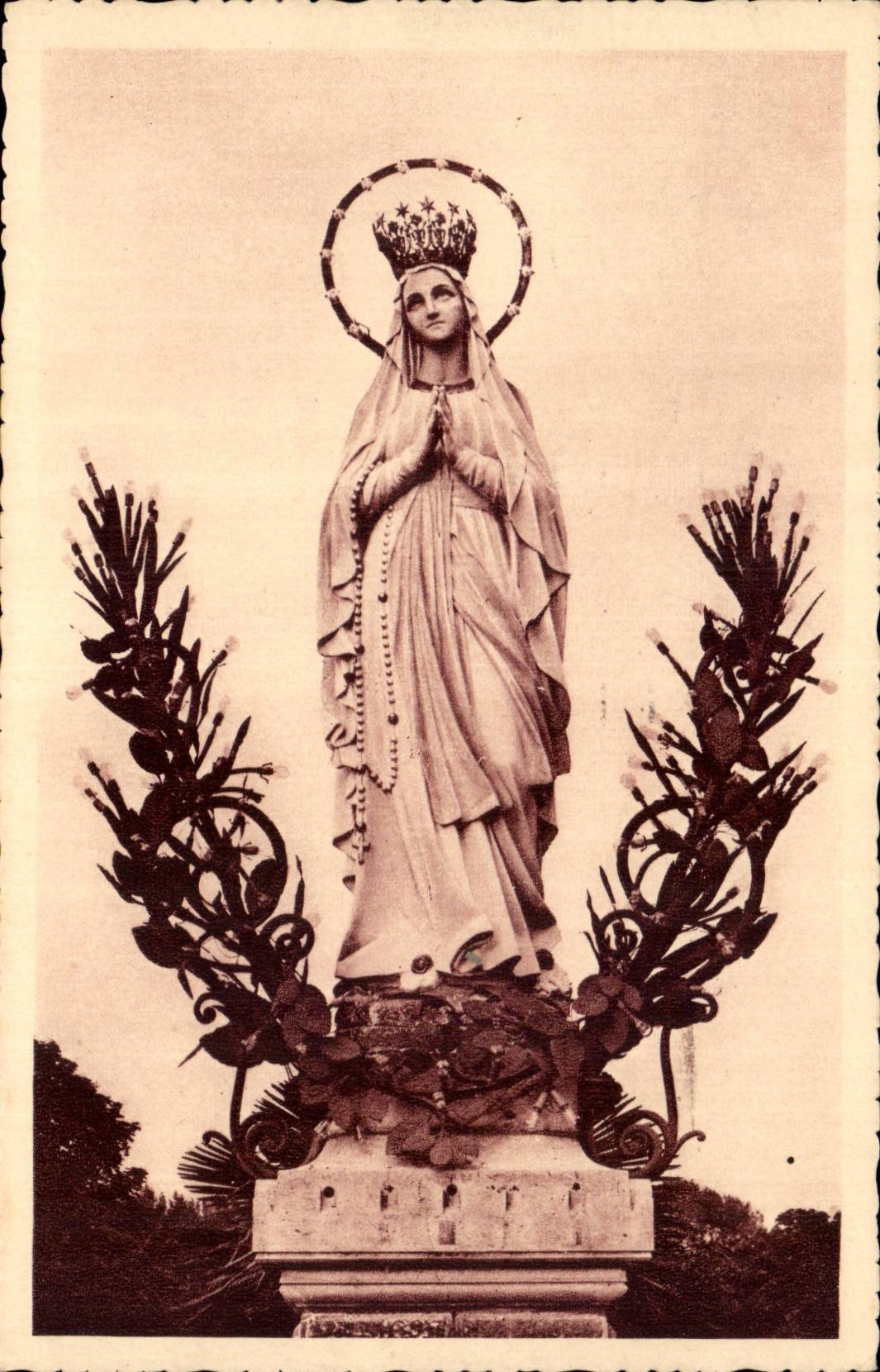 Lourdes CPA La vierge couronnee