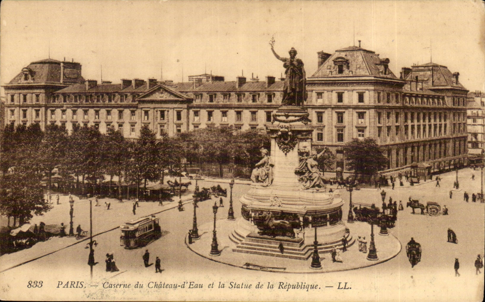 Paris CPA Caserne du chateau d'eau et la statue de la Republique