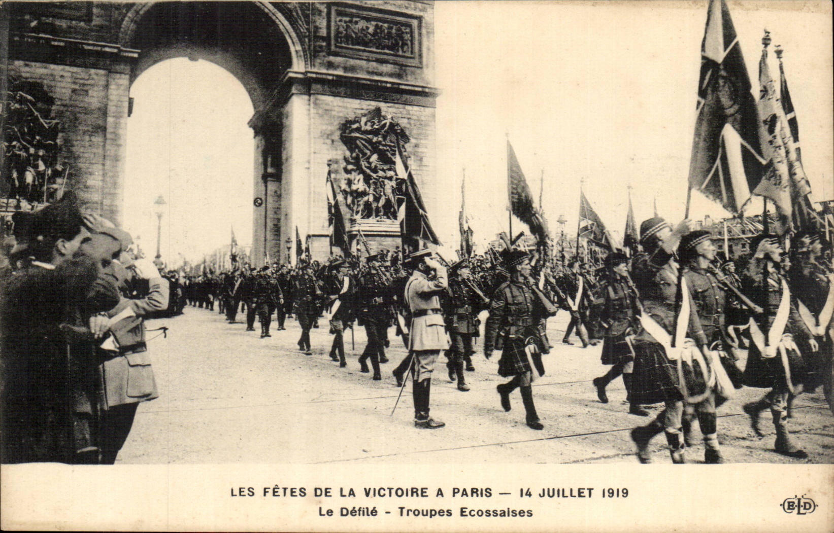 Paris CPA FEtes de la Victoire a Paris 14 juillet 1919 Le defile Troupes Ecossaises (scottish troops)