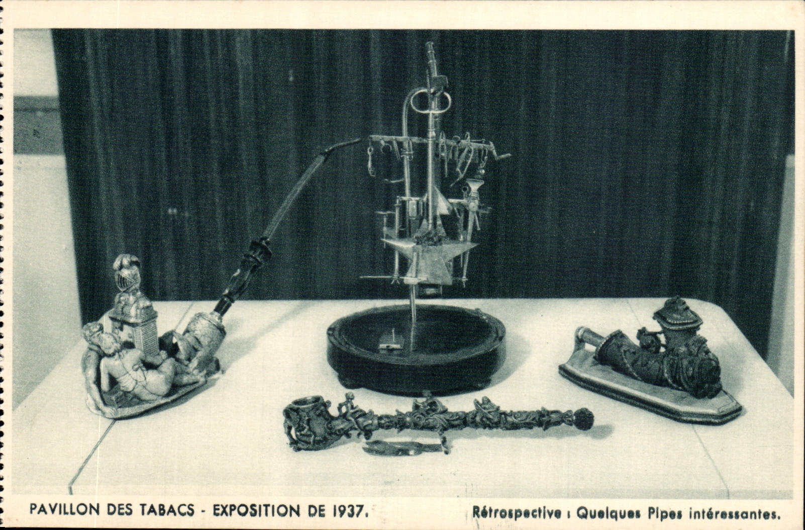 Paris CP Pavillon des Tabacs et des allumettes a l'exposition de 1937 Retrospective : quelques pipes interessantes