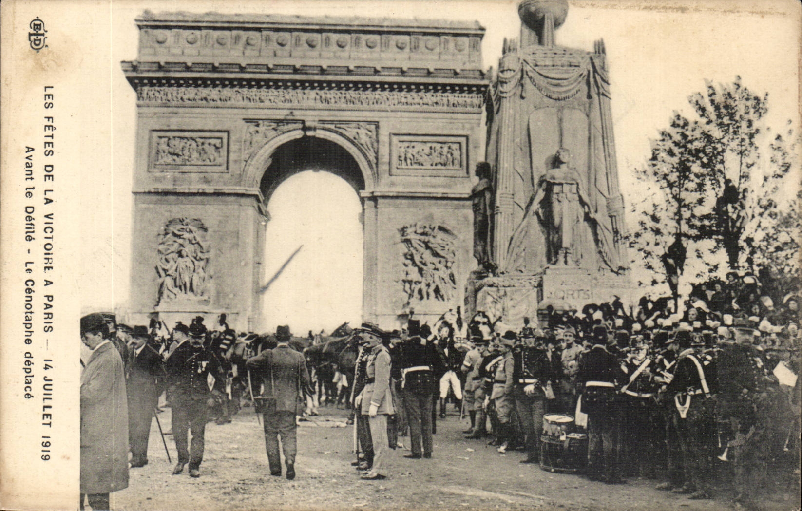 Les Fêtes de la Victoire à Paris — Avant le Défilé — 14 Juillet 1919 — Éditeur Le Cénoplaque déplacé