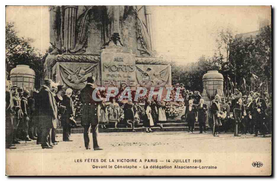 Les Fêtes de la Victoire à Paris — 14 Juillet 1919 — Devant le Cénotaphe — La délégation Alsacienne-Lorraine — Éditeur BHD