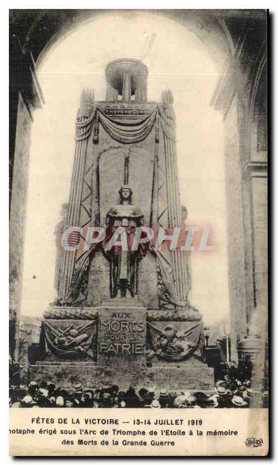 Paris CPA Defiles de la victoire a Paris 14 juillet 1919 CEnotaphe erige sous l'arc de triomphe de l'ecole a la memoire 