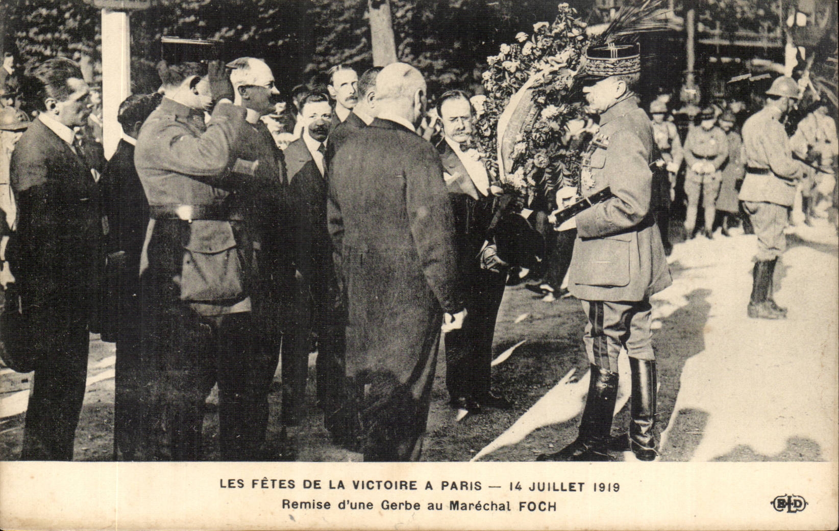 Paris CPA Fetes de la victoire a Paris 14 juillet 1919 Remise d'une gerbe au Marechal Foch