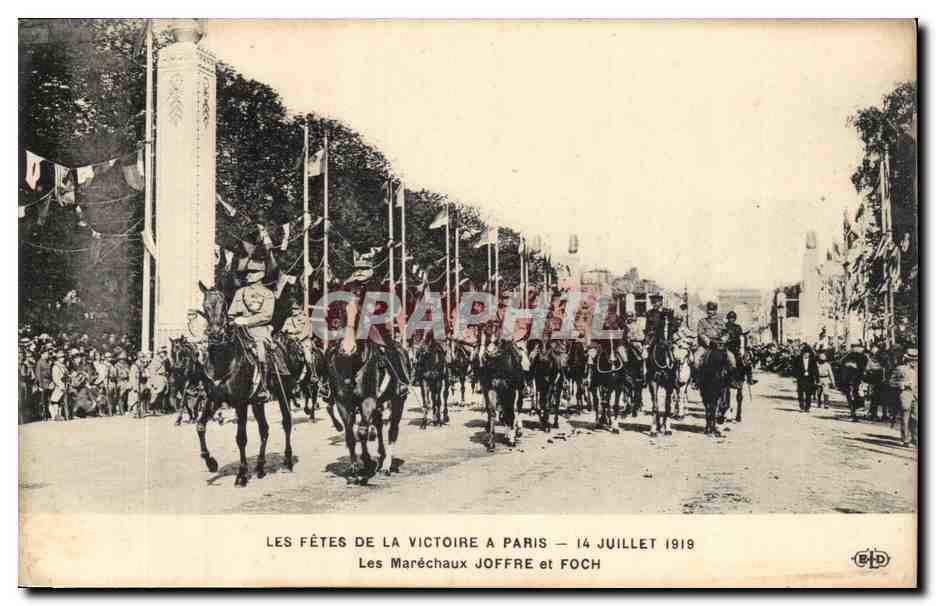 Paris CPA Fetes de la victoire a Paris 14 juillet 1919 Les marechaux Joffre et Foch