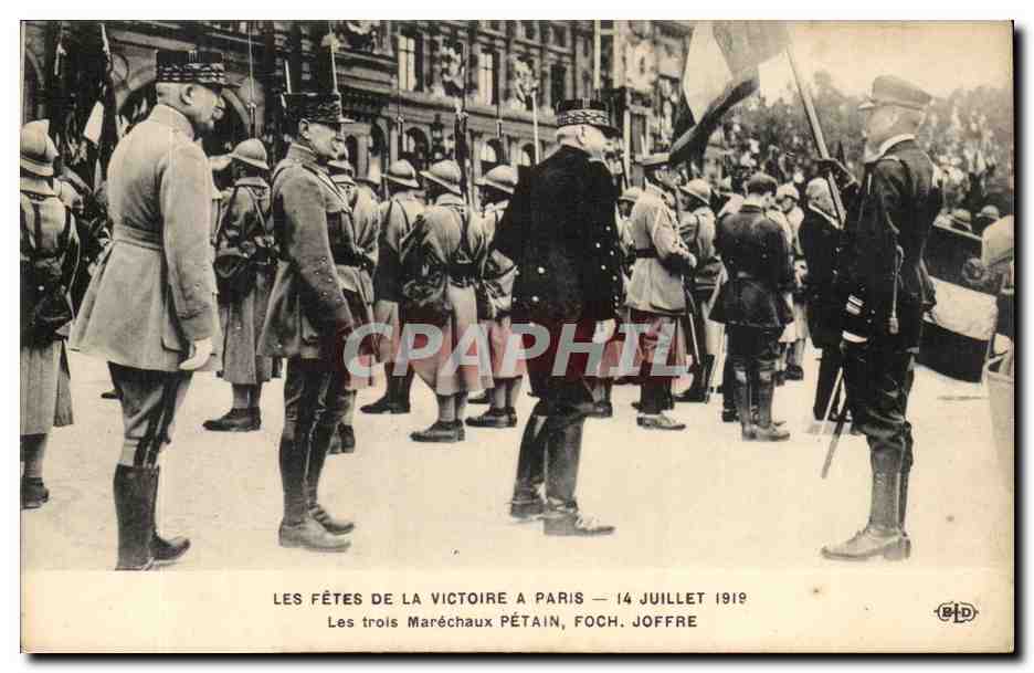 Paris CPA Fetes de la victoire a Paris 14 juillet 1919 Les trois marechaux Joffre et Foch Petain