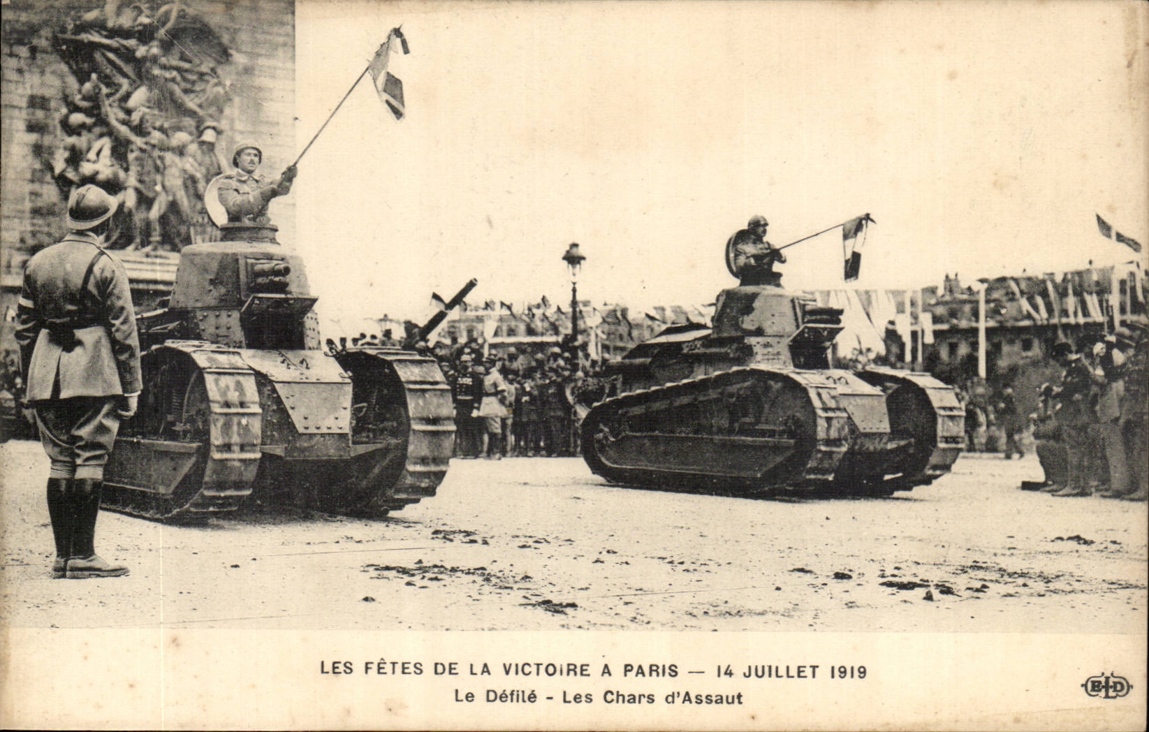 Paris CPA Fetes de la victoire a Paris 14 juillet 1919 Le defile Les chars d'assaut (tanks)