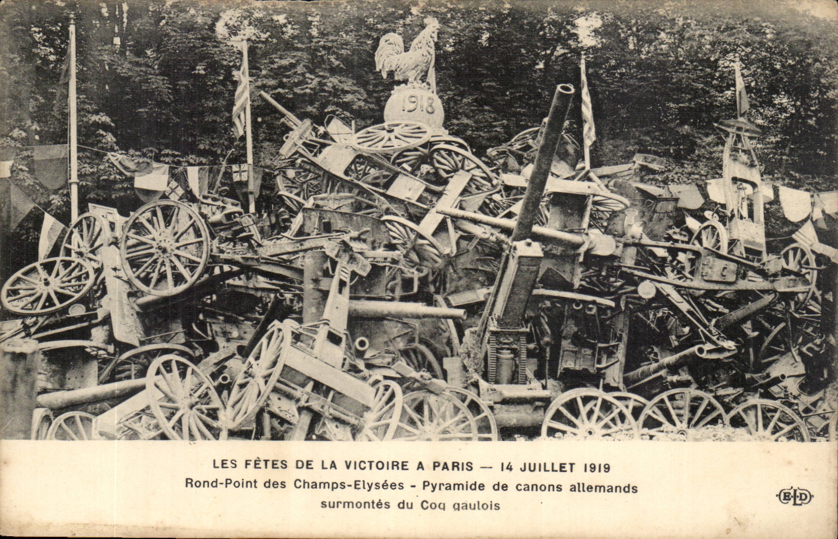 Paris CPA Fetes de la victoire a Paris 14 juillet 1919 Rond point des Champs Elysees Pyramide de canons allemands coq