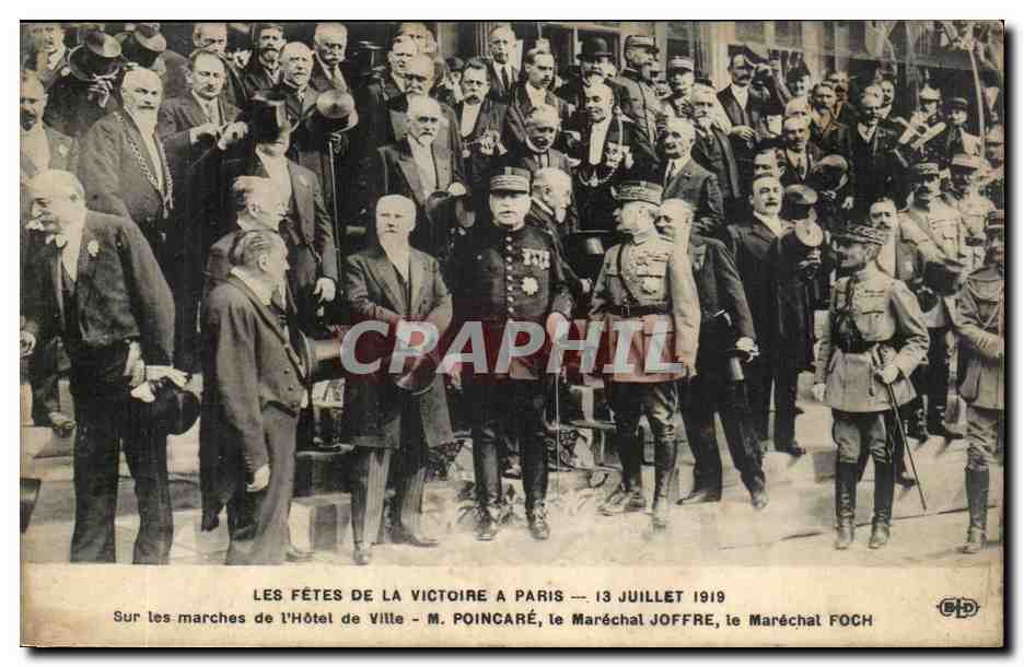 De Feesten van de Overwinning in Parijs — 13 juli 1919 — op de trap van het Hôtel de Ville — M. Poincaré, de Maréchal Joffre, de Maréchal Foch