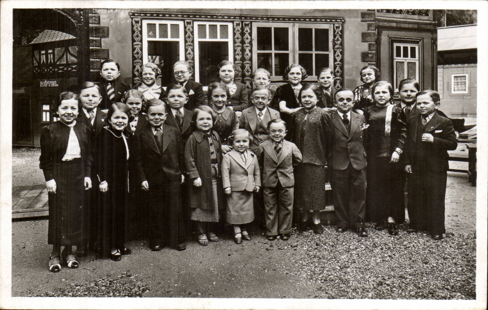 Groupe de la population de Lilliput — Exposition Internationale Paris 1937 — Boulogne-sur-Seine