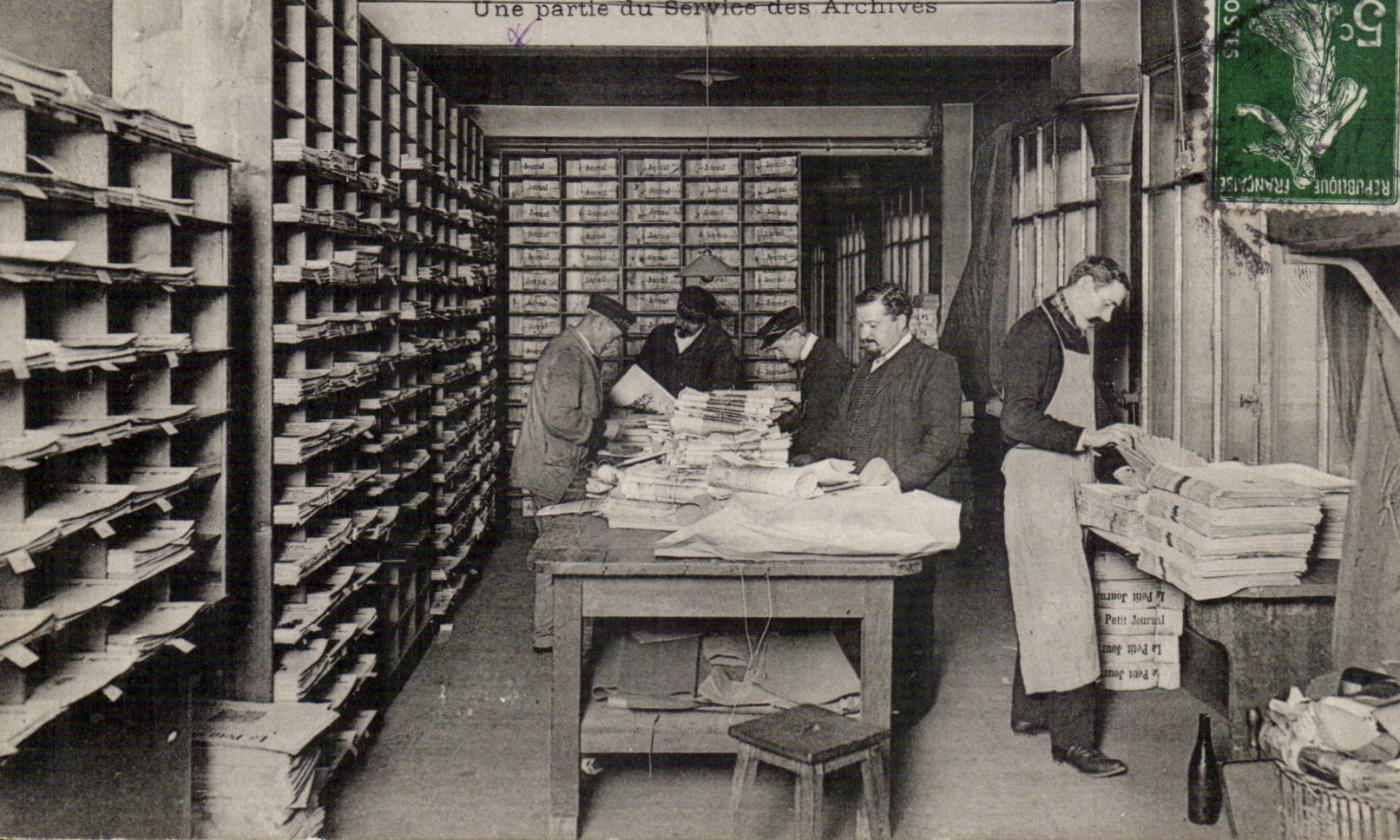 Paris CPA Le Petit Journal Une partie du service des archives TOP (journal presse media)