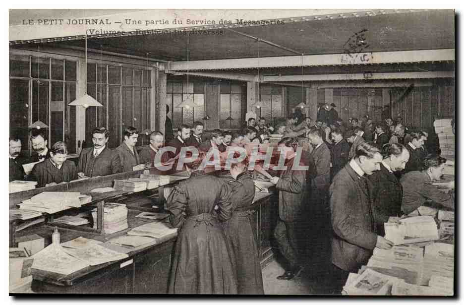 Paris CPA Le Petit Journal Une partie du service des Messageries (volumes Publications) TOP (journal presse media)