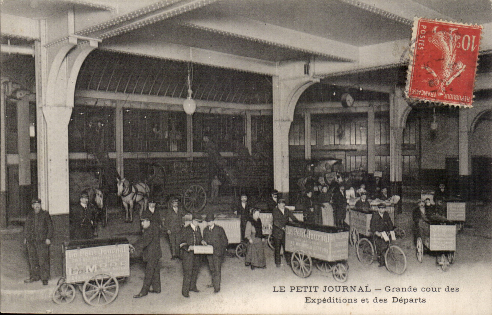 Paris CPA Le Petit Journal Grande cour des expeditions et departs (volumes Publications) TOP (journal presse media)