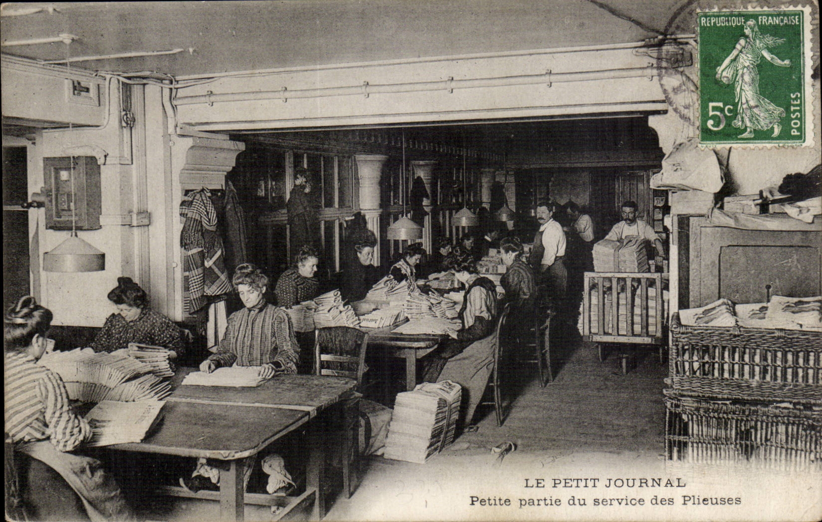 Paris CPA Le Petit Journal Petite partie du service des Pileuses TOP (journal presse media)