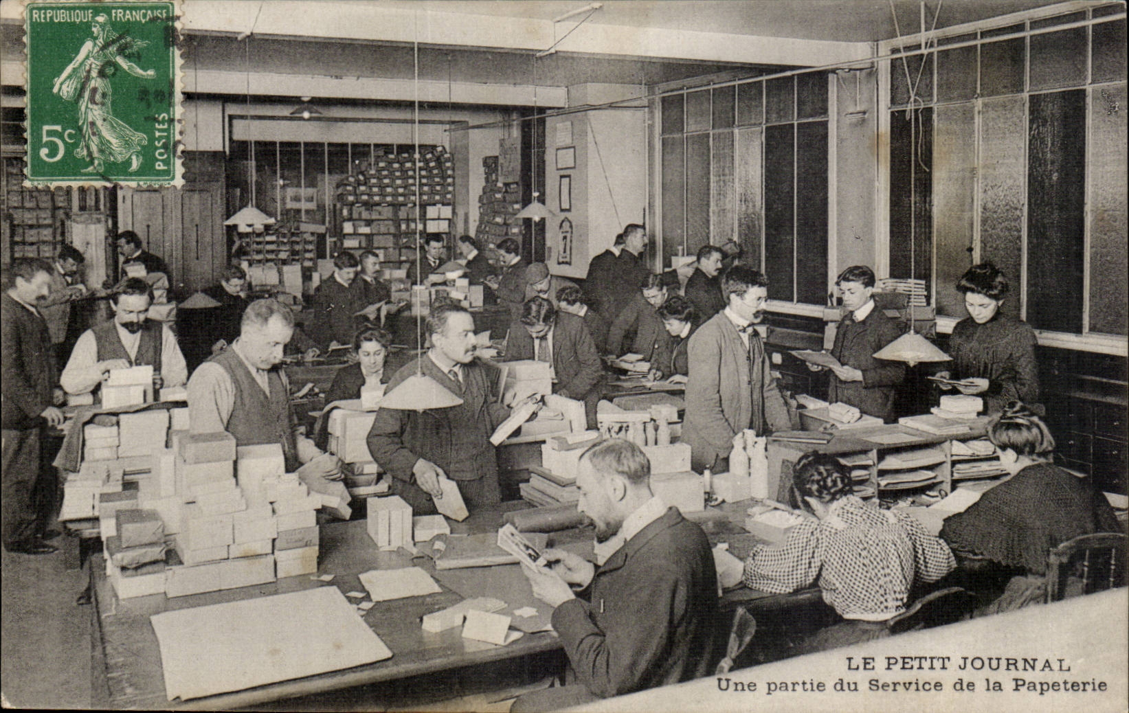 Paris CPA Le Petit Journal Une partie du service de la Papeterie TOP (journal presse media)