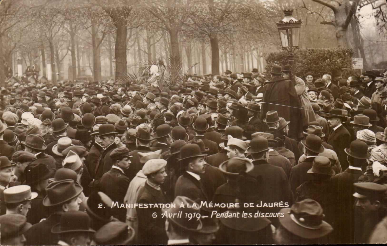 Paris CPA Manifestation a la memoire de Jaures 6 avril 1919 Pendant les discours (politique socialiste)