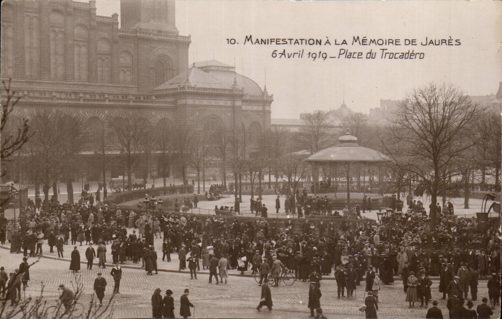 Paris CPA Manifestations a la memoire de Jaures 6 avril 1919 Place du Trocadero (socialiste politique)