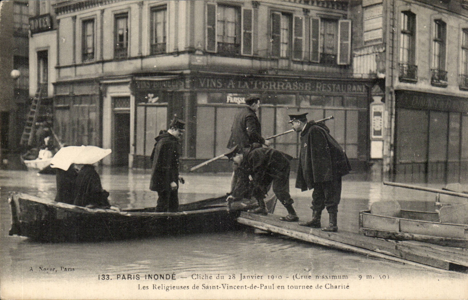 Paris CPA Cliche du 28 janvier 1910 Religieuses de Saint Vincent de Paul en tournee de charite Inondations