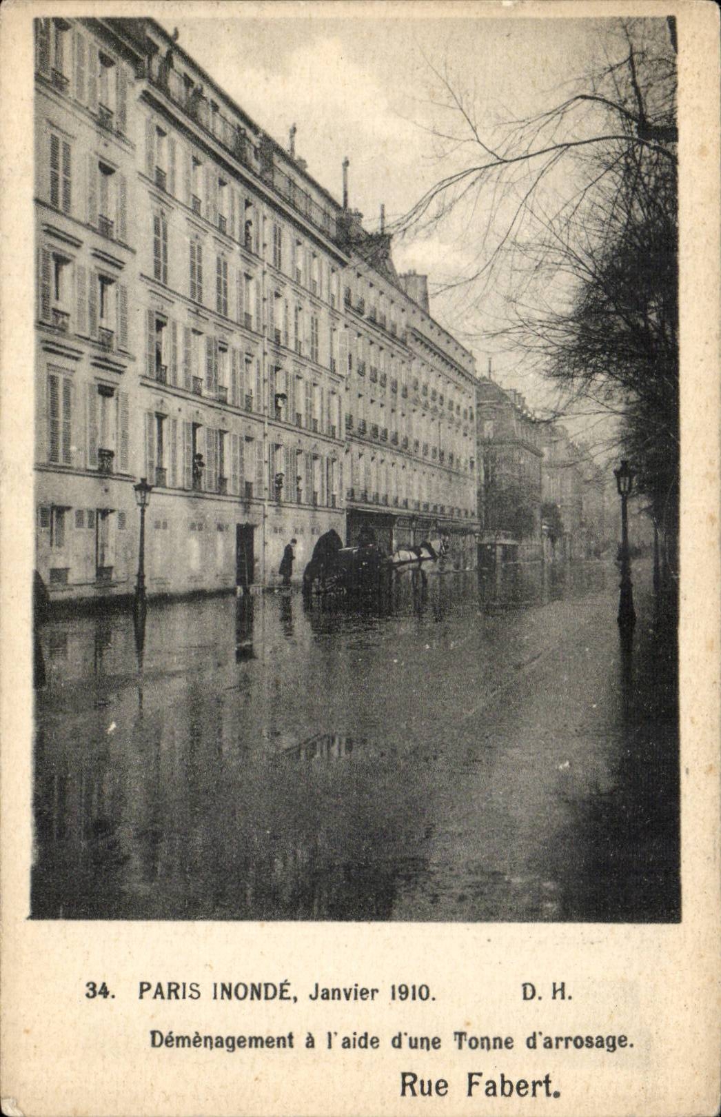 Paris CPA Demenagement a l'aide d'une tonne d'arrosage Rue Fabert Inondations 1910