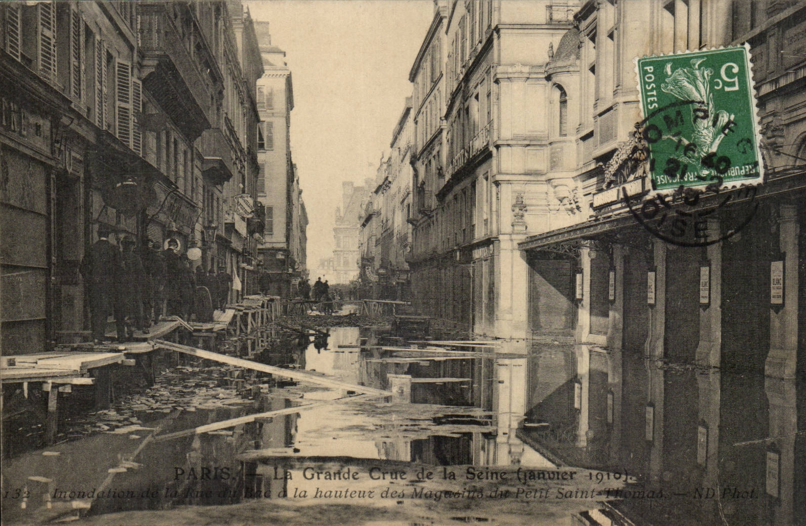 PARIS — La Grande Crue de la Seine (janvier 1910) — inondation de la rue du Bac à la hauteur des Magasins du Petit Saint Thomas — ND Phot