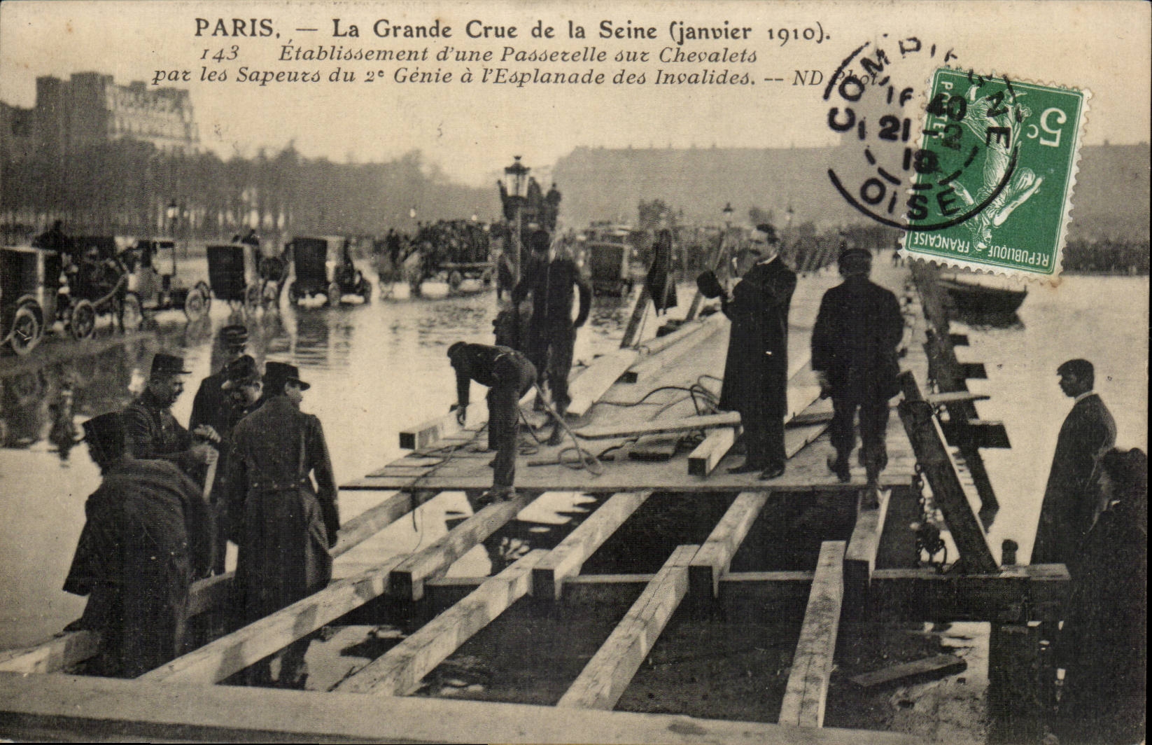 Paris — La Grande Crue de la Seine (janvier 1910). Établissement d'une Passezelle sur Chevalets par les Sapeurs du 2° Génie à l'Esplanade des Invalides — ND Phot.