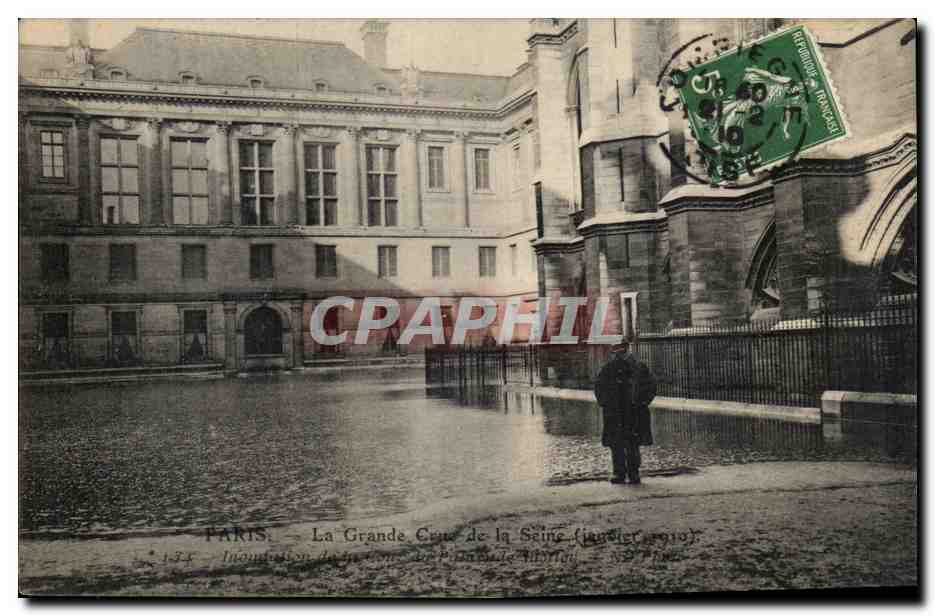 Paris CPA Inondations 1910 La grande crue de la SEine Cour du palais de justice
