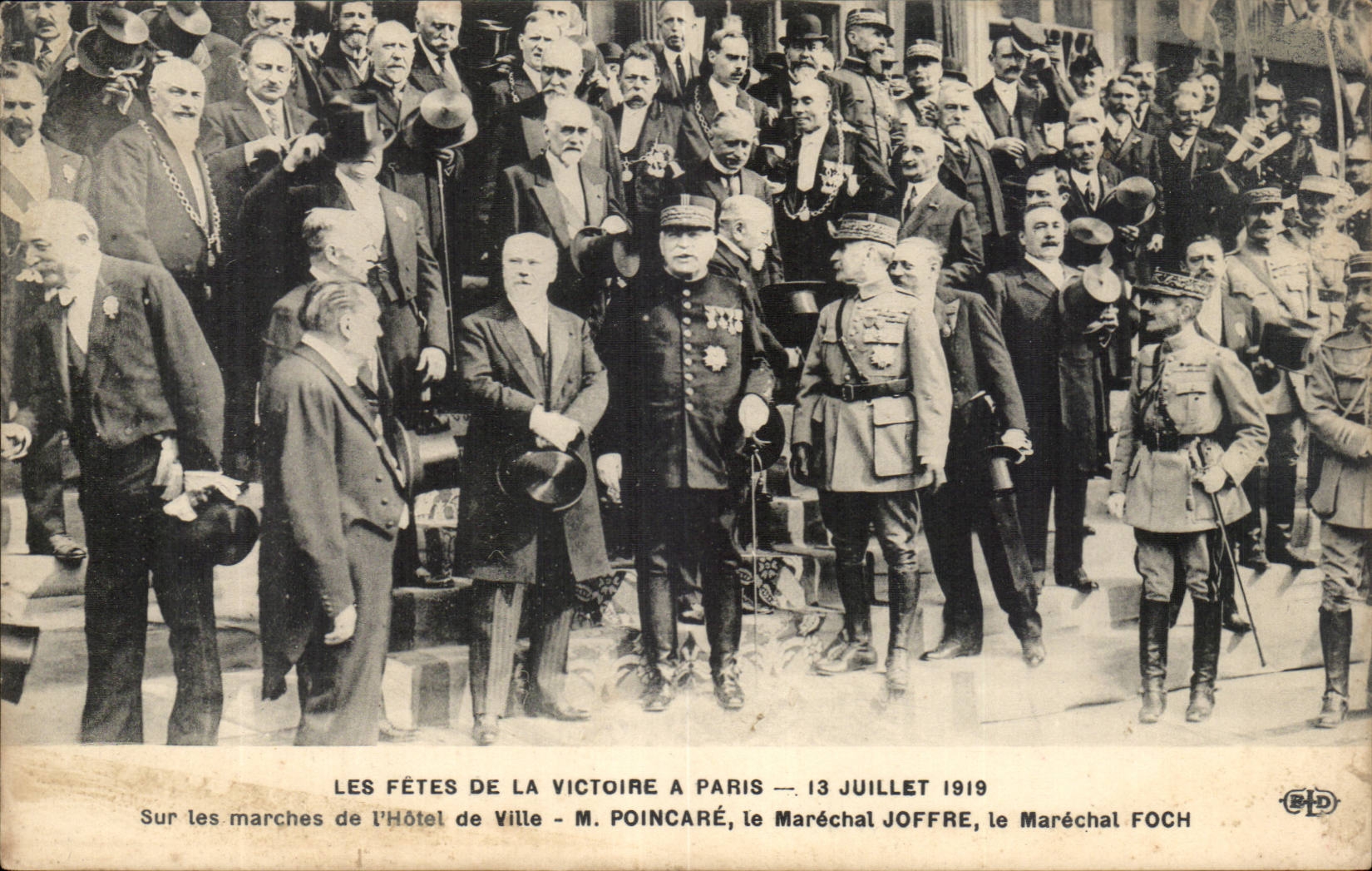 Les Fêtes de la Victoire à Paris — 13 juillet 1919 — M. Poincaré, le Maréchal Joffre, le Maréchal Foch — Éditeur BPD