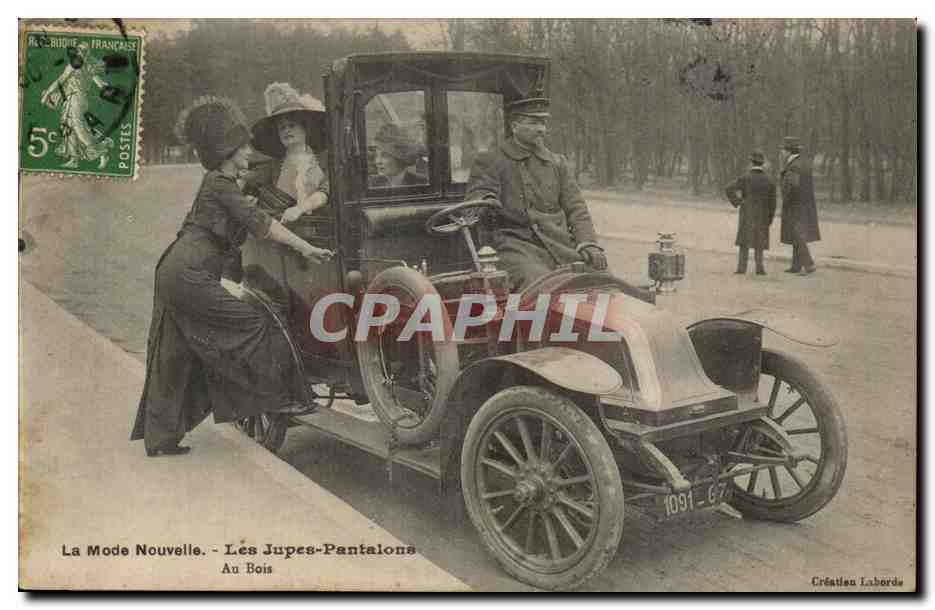 Paris CPA La mode nouvelle Les jupes pantalons Au bois (taxi automobile) TOP