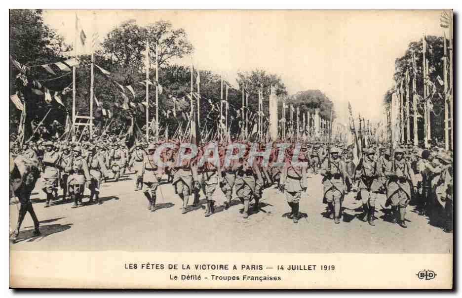 Paris CPA Les fetes de la victoire 14 juillet 1919 Le defile Troupes francaises (militaria)
