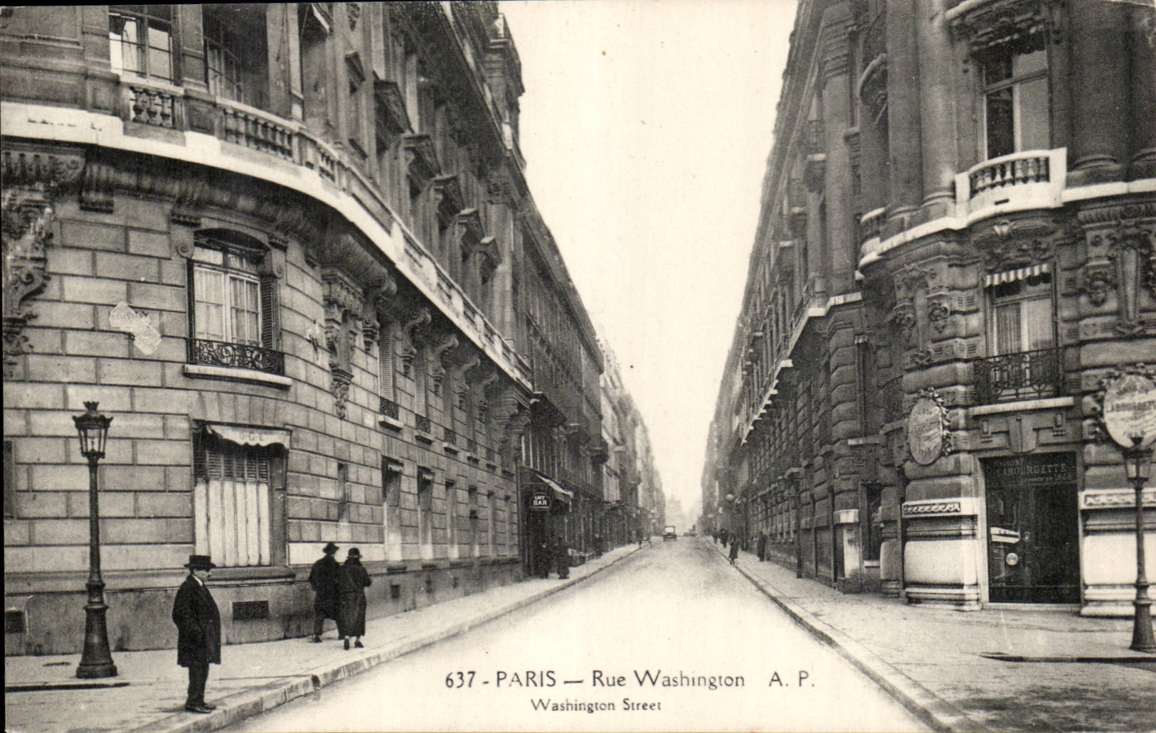 Paris — Rue Washington — A.P.