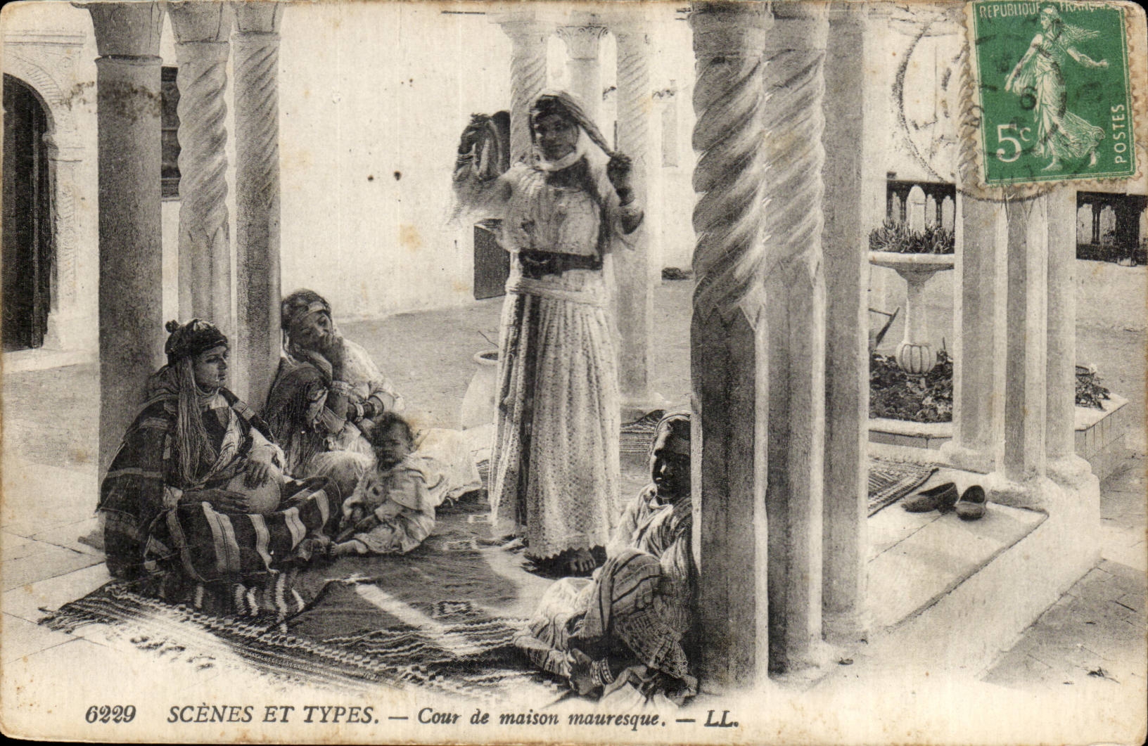 Algerie CPA Scenes et types Cour de maison mauresque