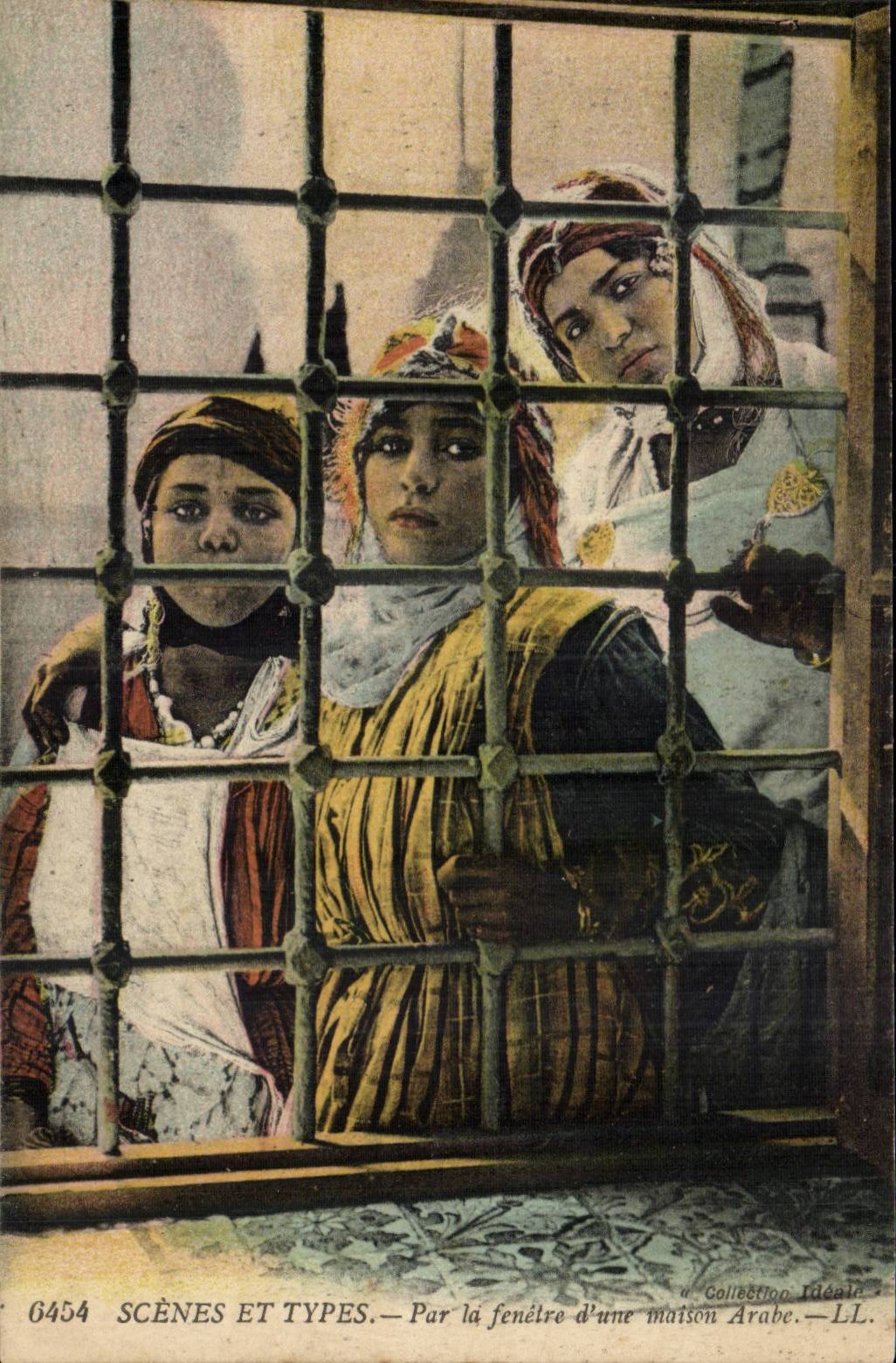 Algerie CPA Scenes et types Par la fenetre d'une maison arabe