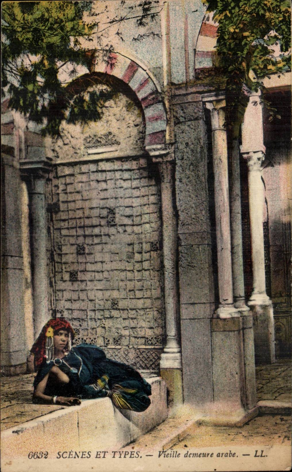 Algerie CPA Scenes et types Vieille demeure arabe