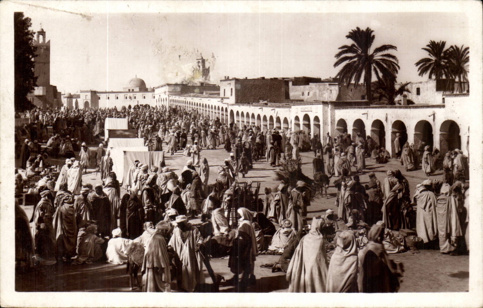 Marché dans le Sud — Algérie — éditeur « REAL-PHOTO » C.A.P.I. STRASBOURG — n° 1268