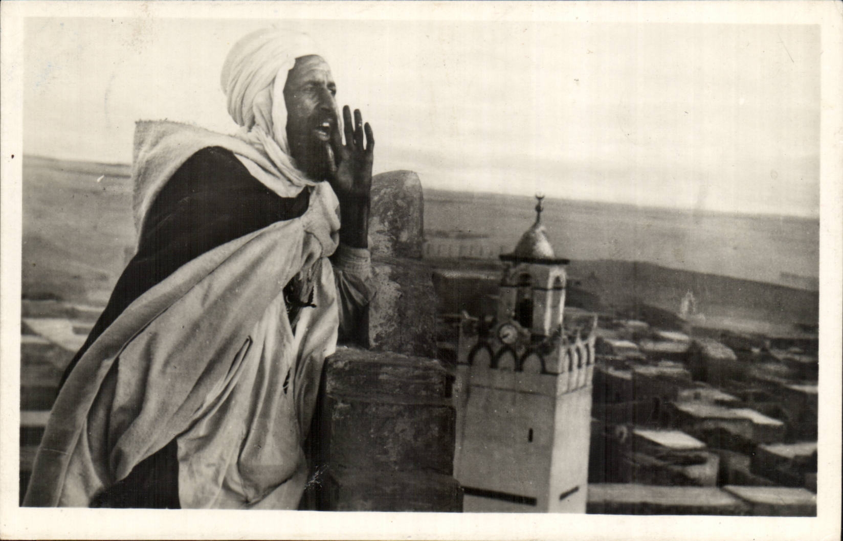 Muezzin priant — vue de la ville et de la minaret — Imprimerie d'Art 'Adia' n°8151, Le Muezzin