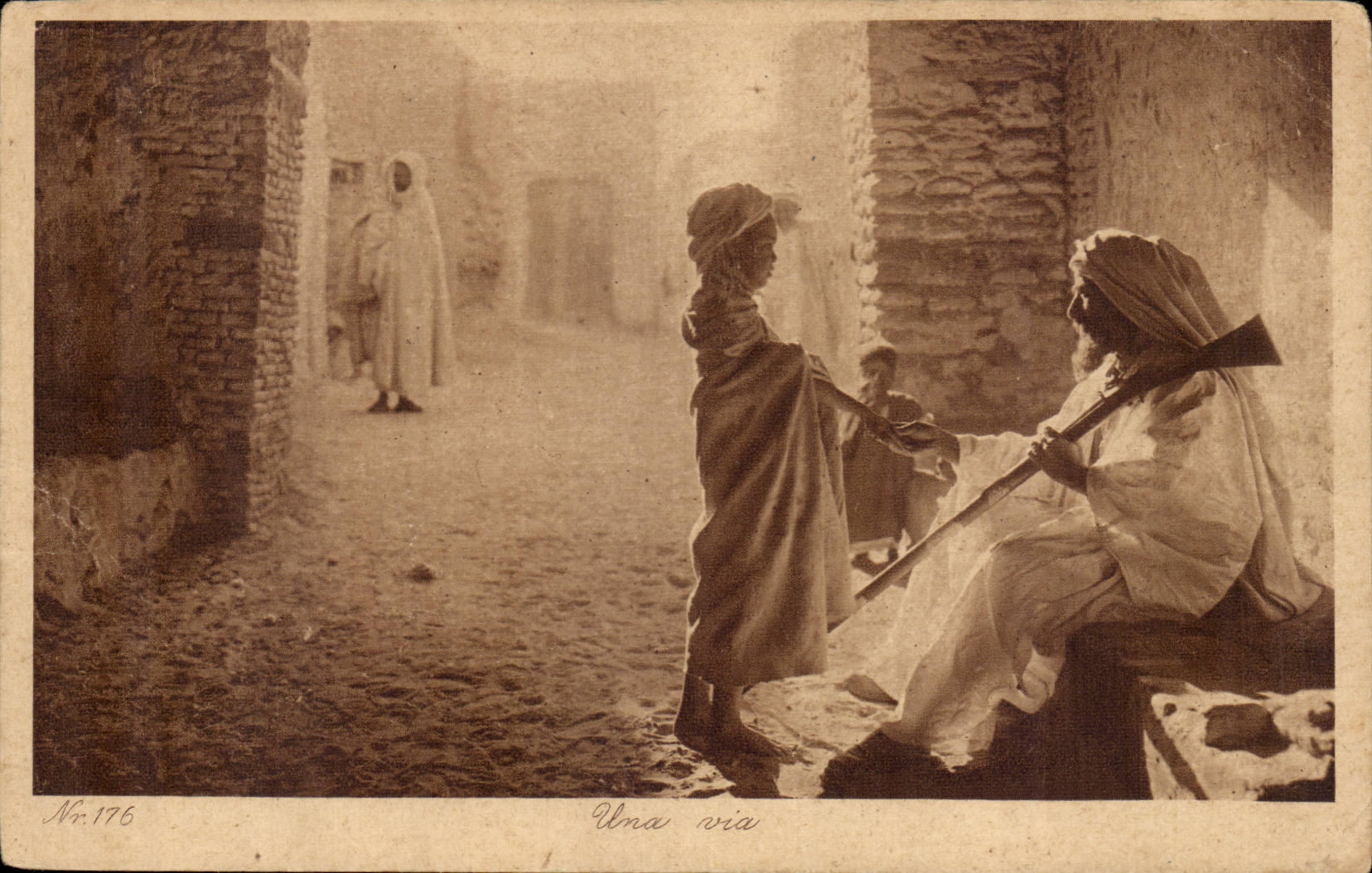 Algerie CPA Scenes et types Une via (enfant et vieillard)
