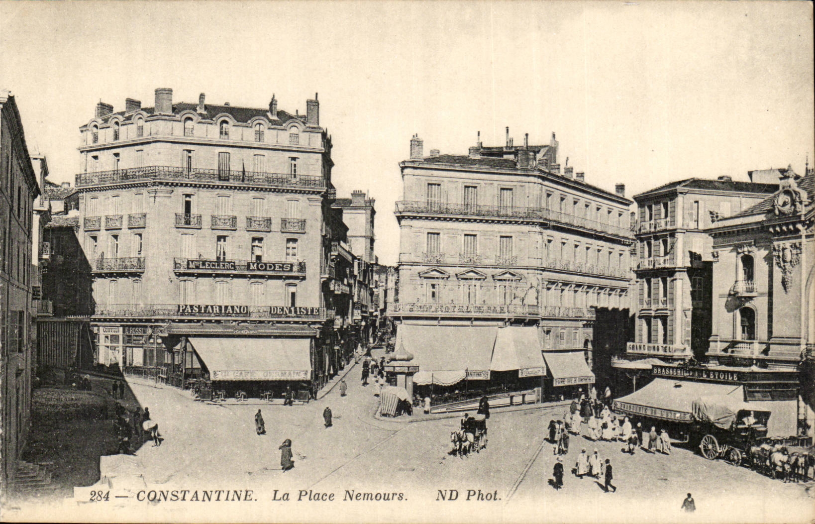 Algerie Constantine CPA La place Nemours (Brasserie de l'etoile Pastariano dentiste CAfe GErmain)