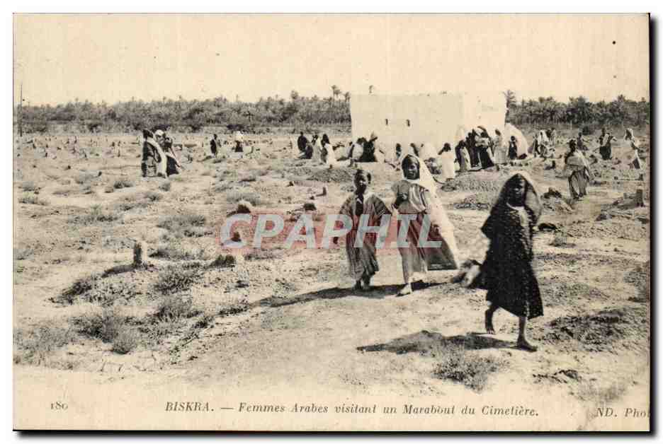 Algerie CPA Biskra Femmes arabes visitant un marabout du cimetiere