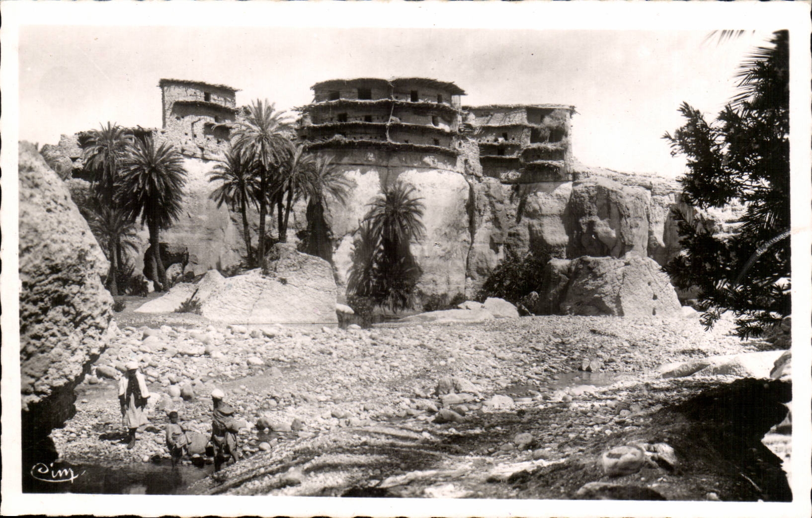 Algerie CPA Environs de Biskra Dans l'aures Maisons a etages perchees sur les rochers (Constantine)