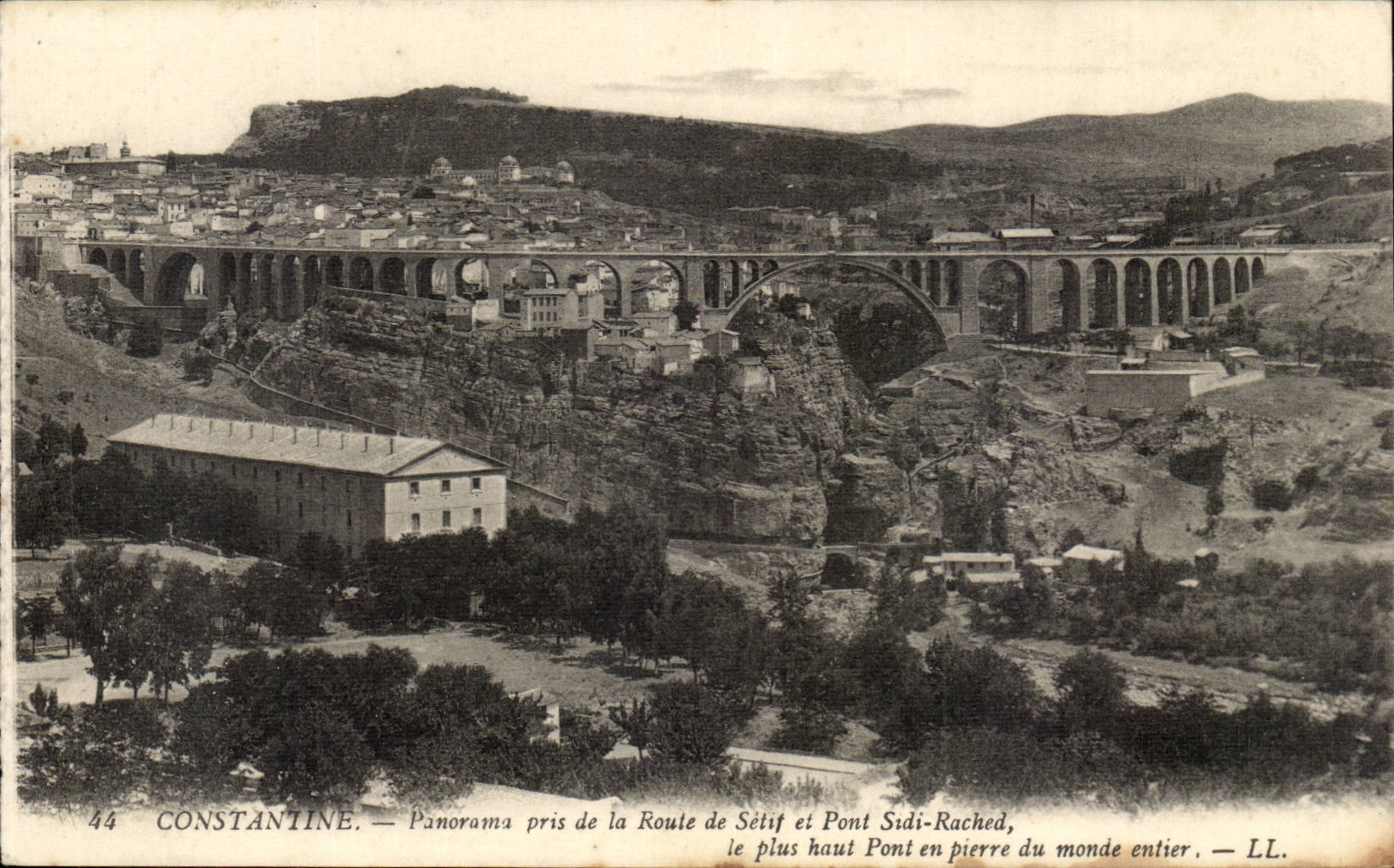 Algerie CPA Biskra Constantine Panorama pris de al route de Setif a Sidi Rached le plus haut pont en pierre du monde 