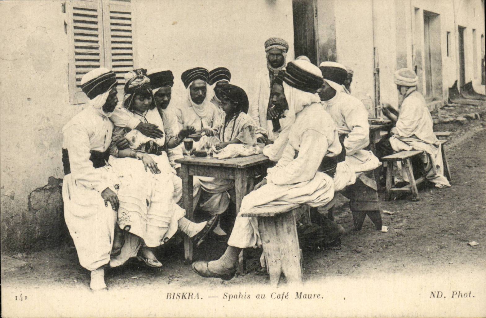 Biskra — Spahis au Café Maure — ND. Phot.
