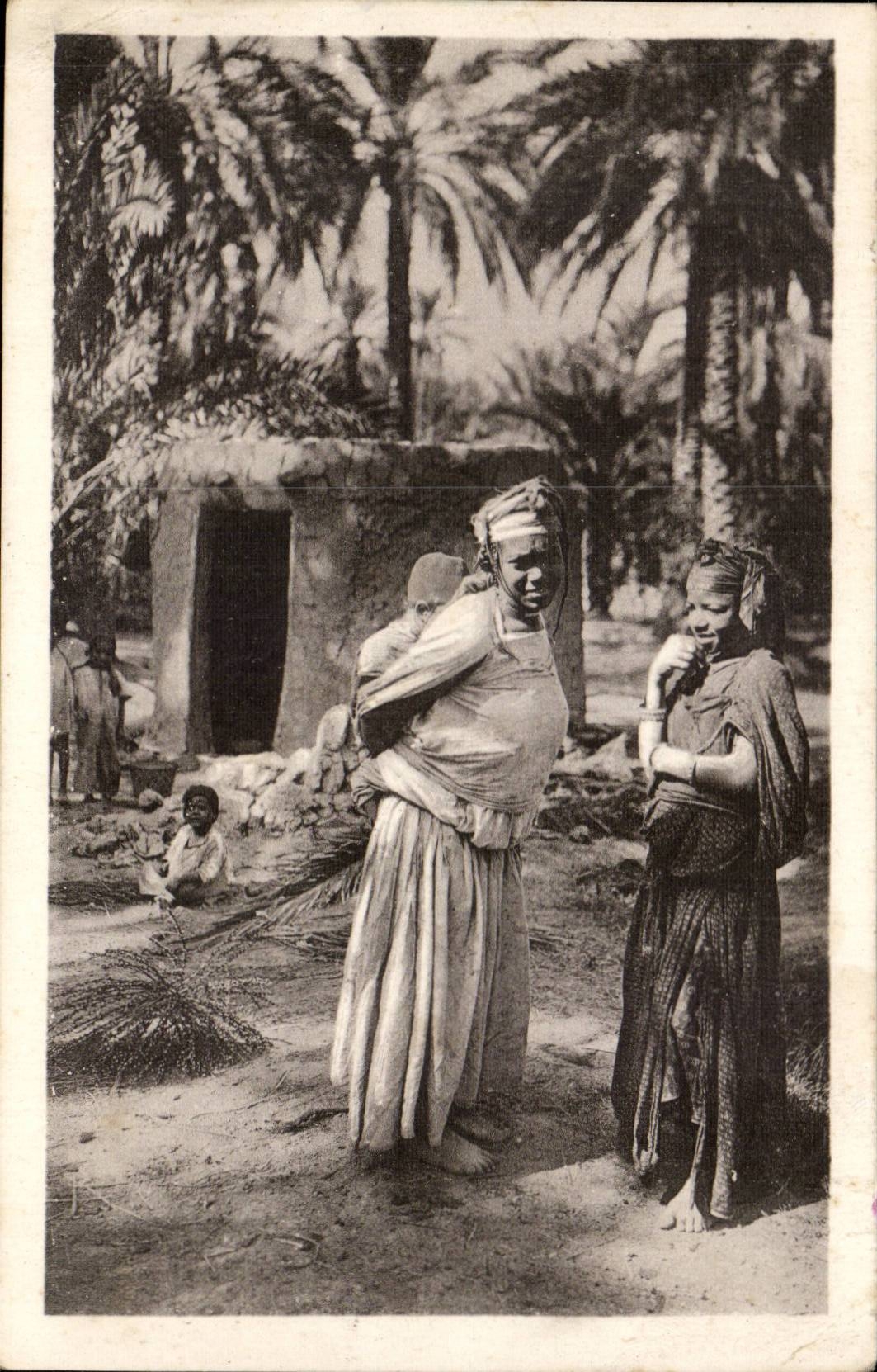 Algerie Constantine CPA Biskra Mauresques devant leur Gourbi (femmes)