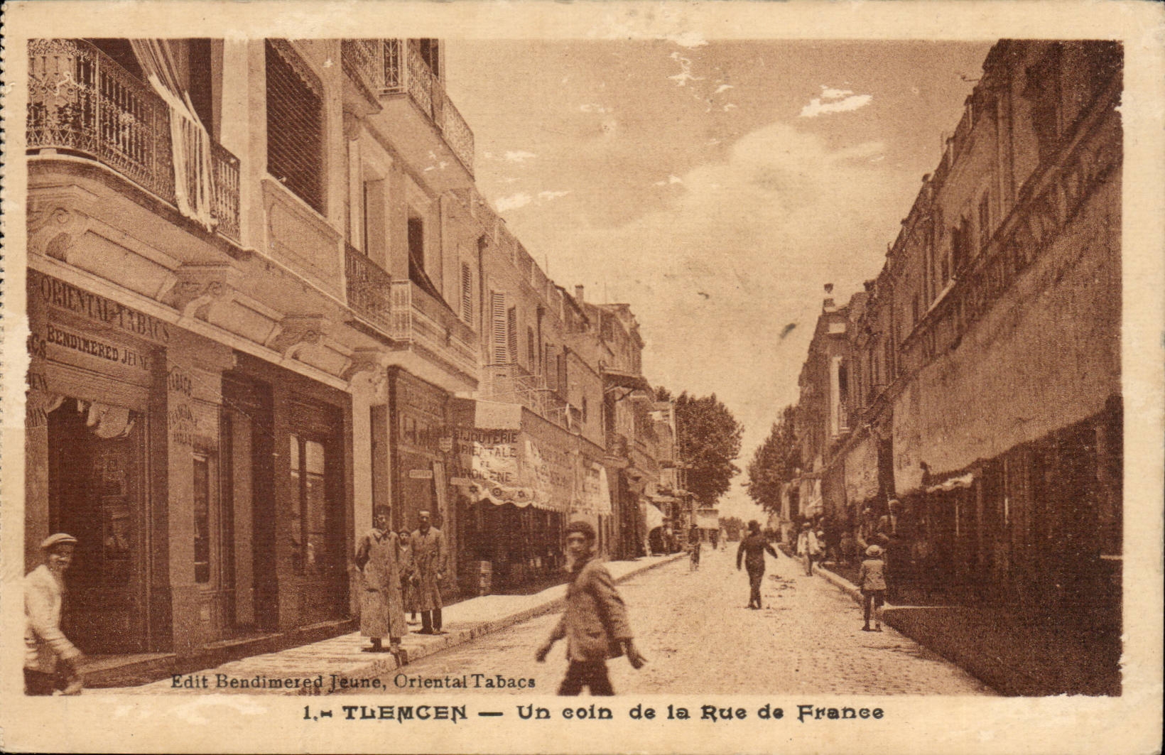 Algerie CPA Tlemcen Un coin de la rue de France